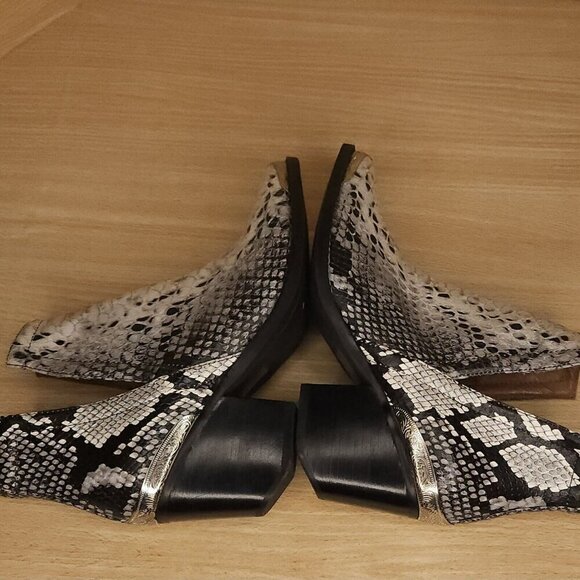 Jeffrey Campbel Cromwell White Snake Print Ankle Boots 6 1/2 - Picture 5 of 8